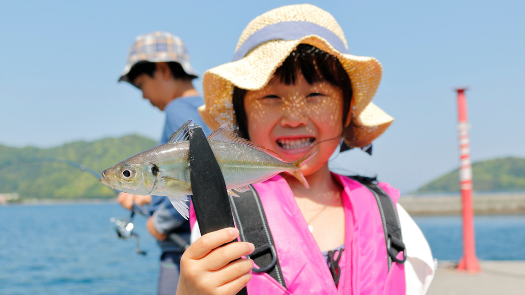 宿の玄関前で釣りが楽しめます。『夏のファミリープラン』だと釣り竿とエサは無料貸し出し♪