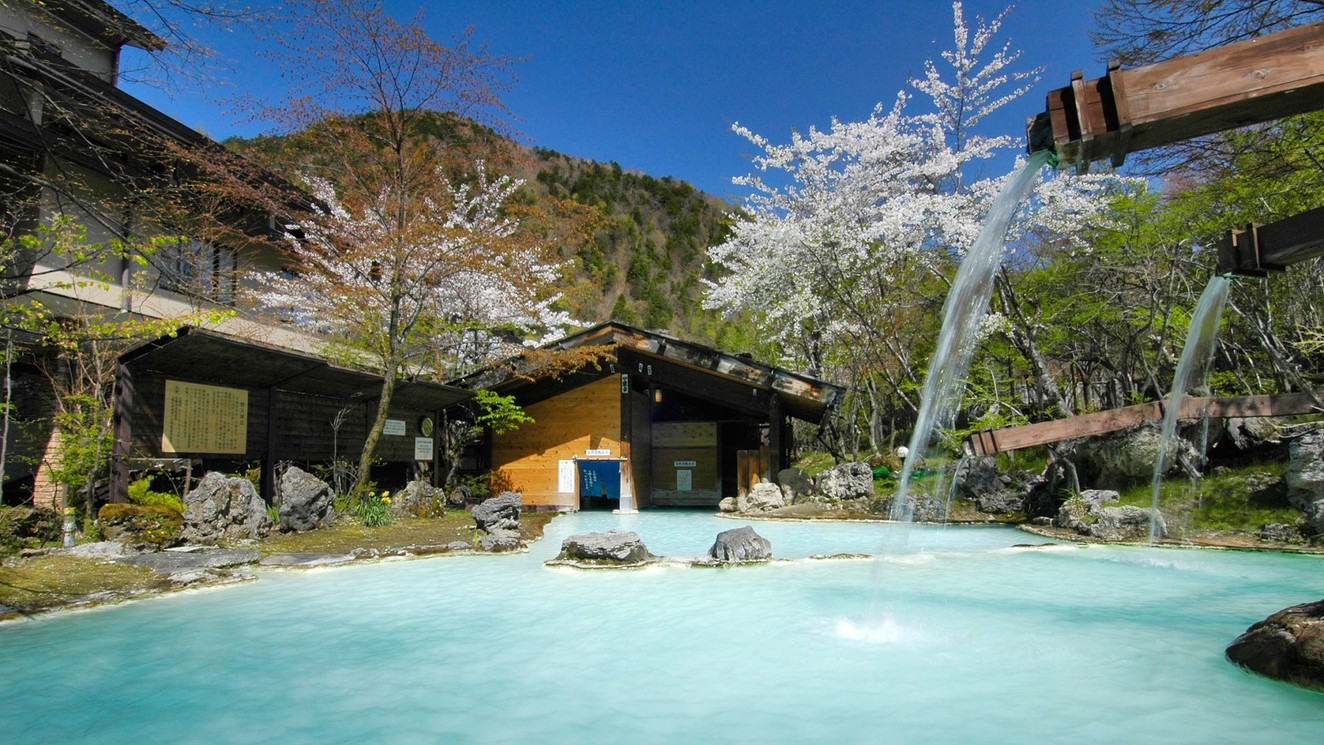 ・【春】山桜と快晴の野天風呂