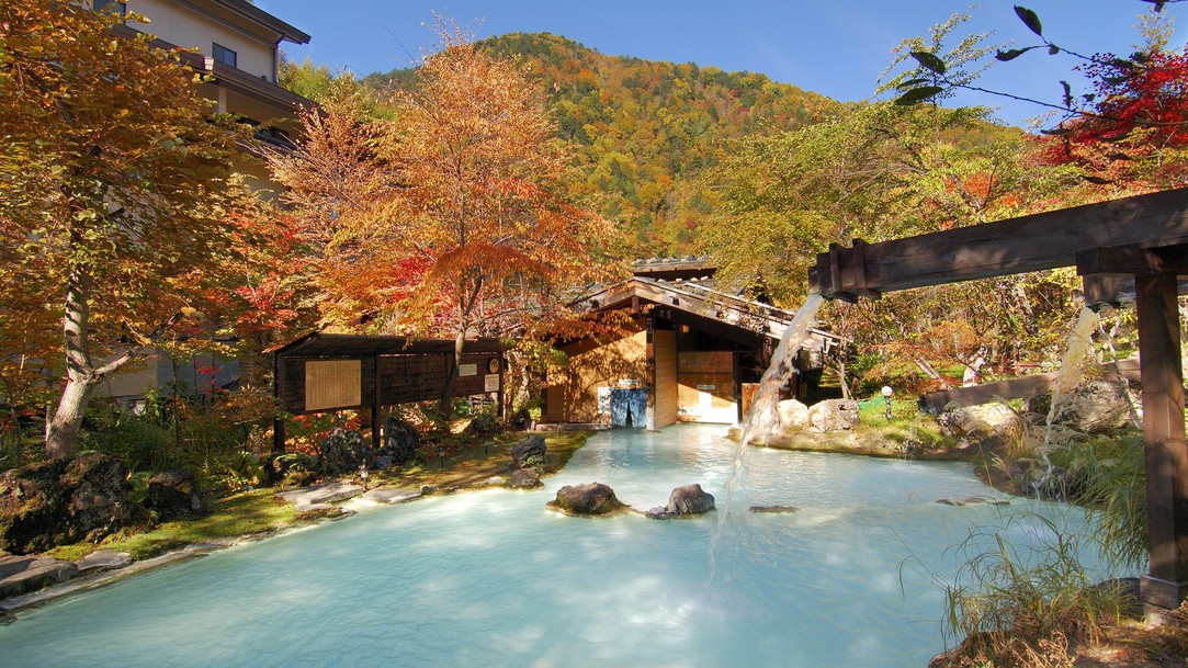・【秋】紅葉に包まれる混浴大野天風呂