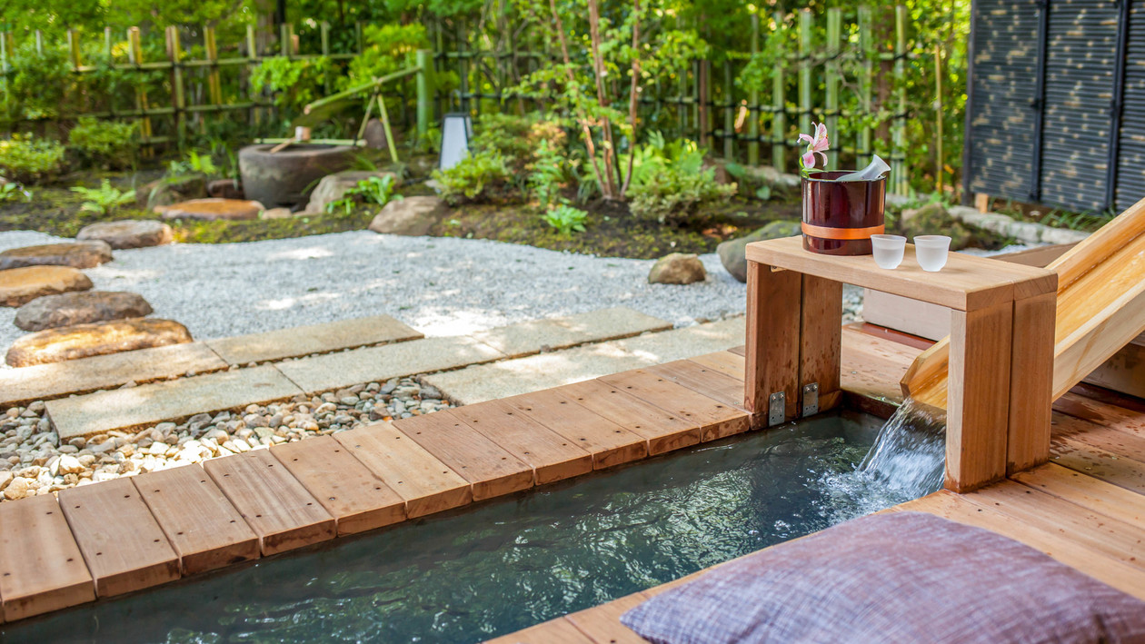  【西館庭園露天風呂付和モダン客室】足湯で日本庭園を望むことができます。