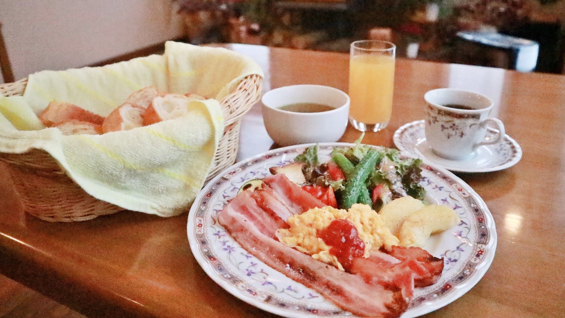 *朝食一例／朝食時にはスクランブルエッグやソーセージなどボリューム満点。