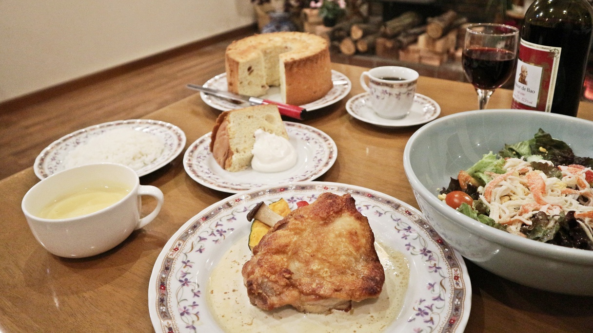 *夕食一例／暖かい雰囲気の食事会場でご家族や仲間で思い思いのお時間をお過ごしくださいませ。