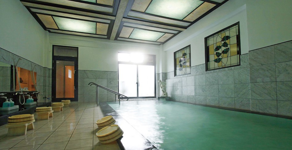 ステンドグラスに白亜の彫刻。温泉としては珍しい趣向を凝らしたお風呂は美肌の湯としても知られています。