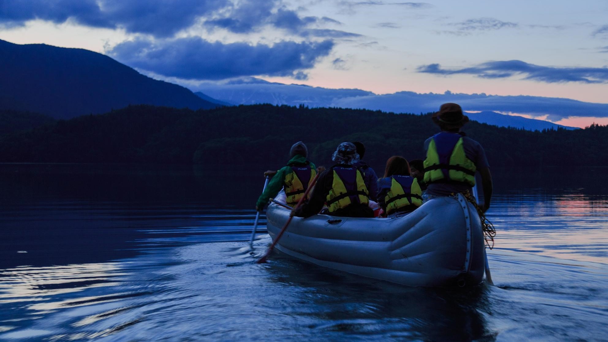 【夏休み限定】神秘的な夜の青木湖でナイトレイククルージング！