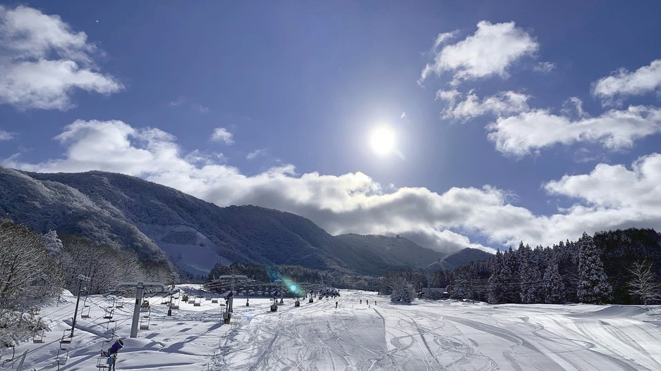 *小丸山スキー場/当館目の前の第1ゲレンデは、裾野のなだらかな広いゲレンデで初心者の練習にオススメ！