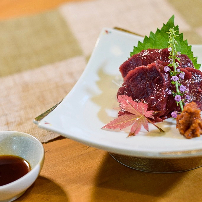 桜刺し一例。馬肉の柔らかな部位を使った、一級品です。一度食べたら病みつきに！？笑