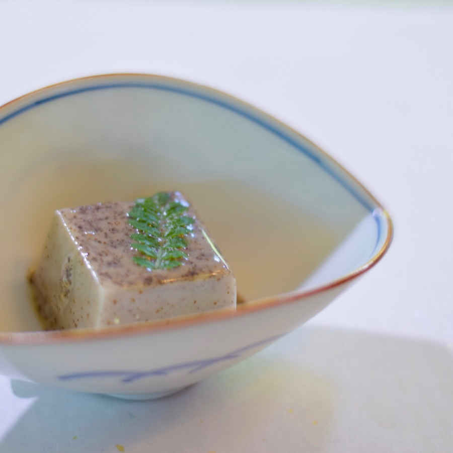 胡麻豆腐。新鮮で食感もよいのは、全て手作りでご提供しているから。
