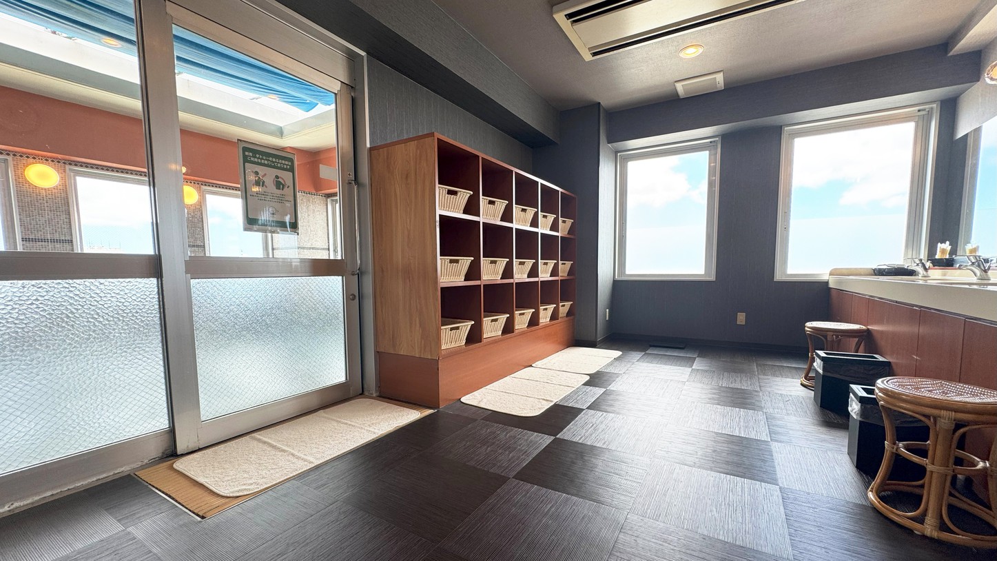 男性大浴場脱衣所1