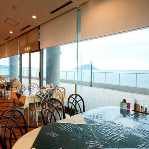 イタリアンレストラン大きな窓からは玄界灘が一望。