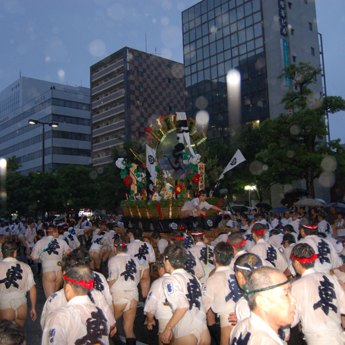 博多祇園山笠700年以上の伝統のある祭です。