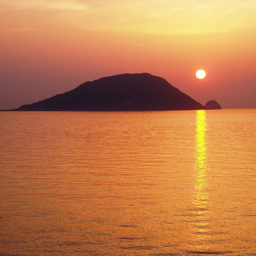 お部屋からの夕陽玄海島をバックにに沈む夕陽は絶景です。