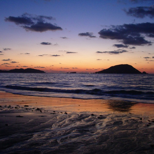 奇跡の夕日玄海島をバックに神秘的な夕日を眺めることができます。