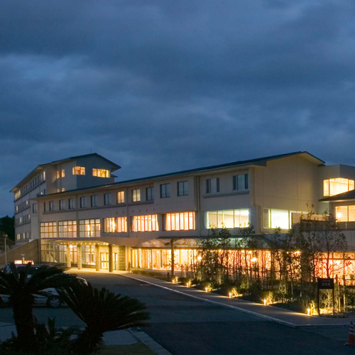 夜の外観全室オーシャンビューで安らぎのひと時を・・・。