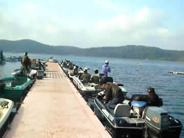 バスボートの出船前