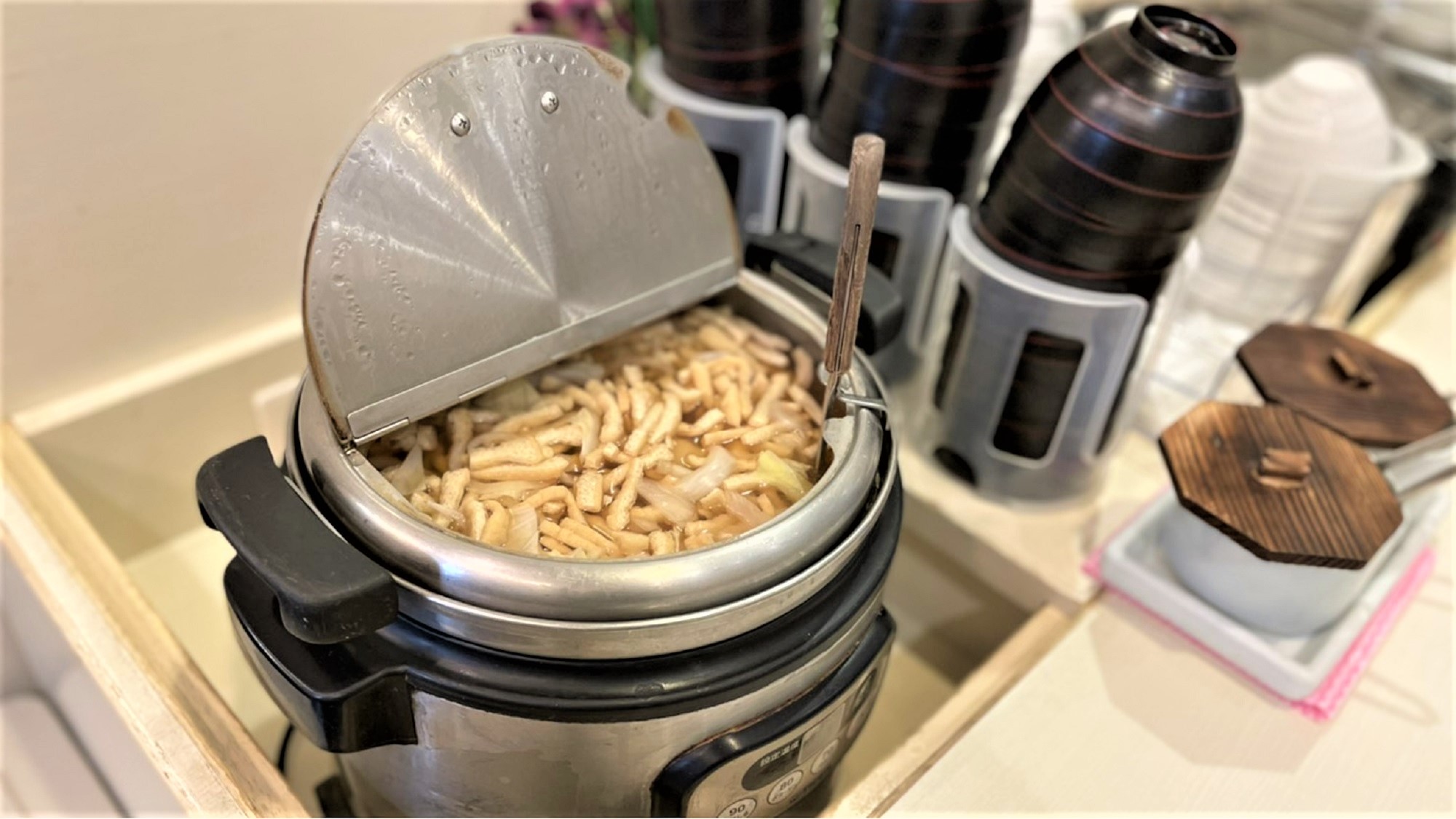朝食季節の食材を使用したお味噌汁（イメージ）季節により変更がございます