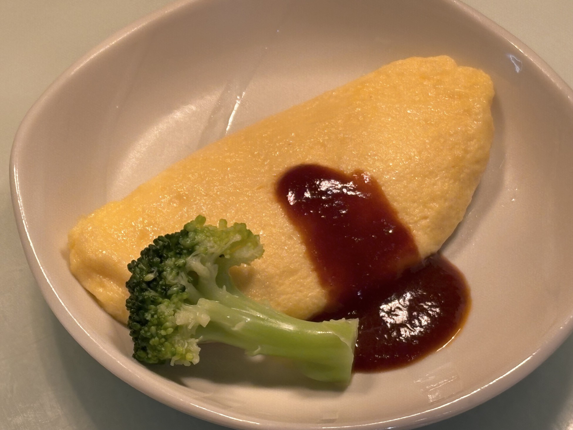 朝食出来立てのオムレツをご提供致しております。