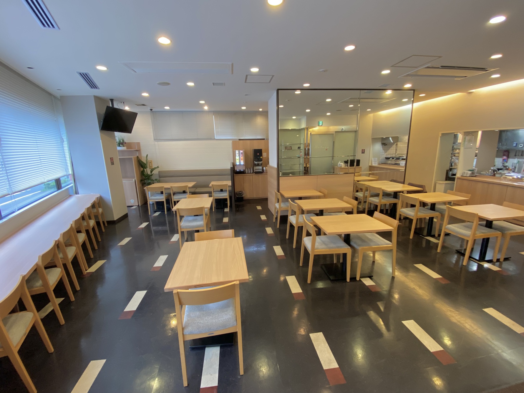 レストラン会場『Hatago』営業時間6時15分〜9時30分（ラストオーダー9時00分）全34席