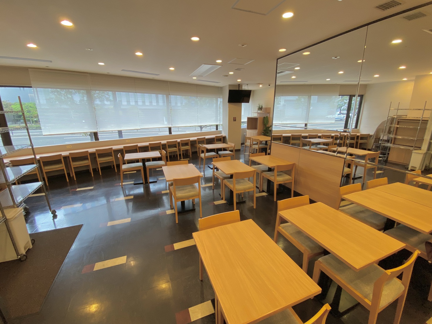 レストラン会場『Hatago』営業時間6時15分〜9時30分（ラストオーダー9時00分）全34席