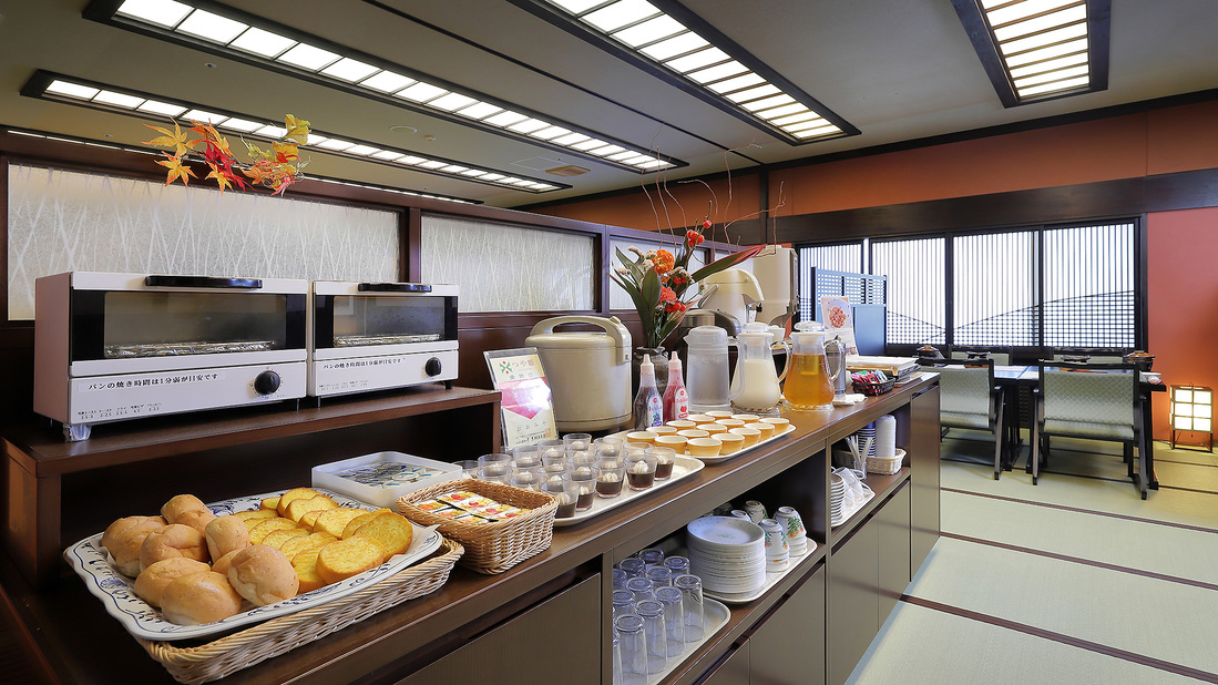 ご朝食フリーコーナー（パン・コーヒー・牛乳・ジュース・ヨーグルトをご自由にお召し上がりください！）