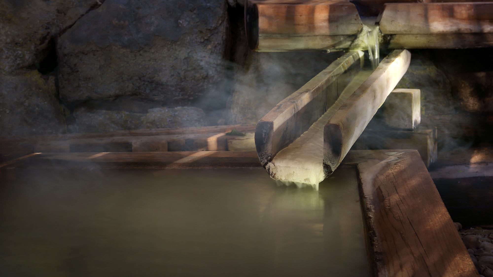 【源泉露天風呂】石垣より沸き出ずる乳白色の源泉を直接浴槽に引いた露天風呂※冬期間は閉鎖