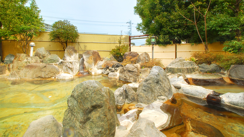 ＜庭園大露天風呂男性＞男性露天風呂は県内最大級！源泉かけ流しの湯をたっぷりお楽しみ下さい。