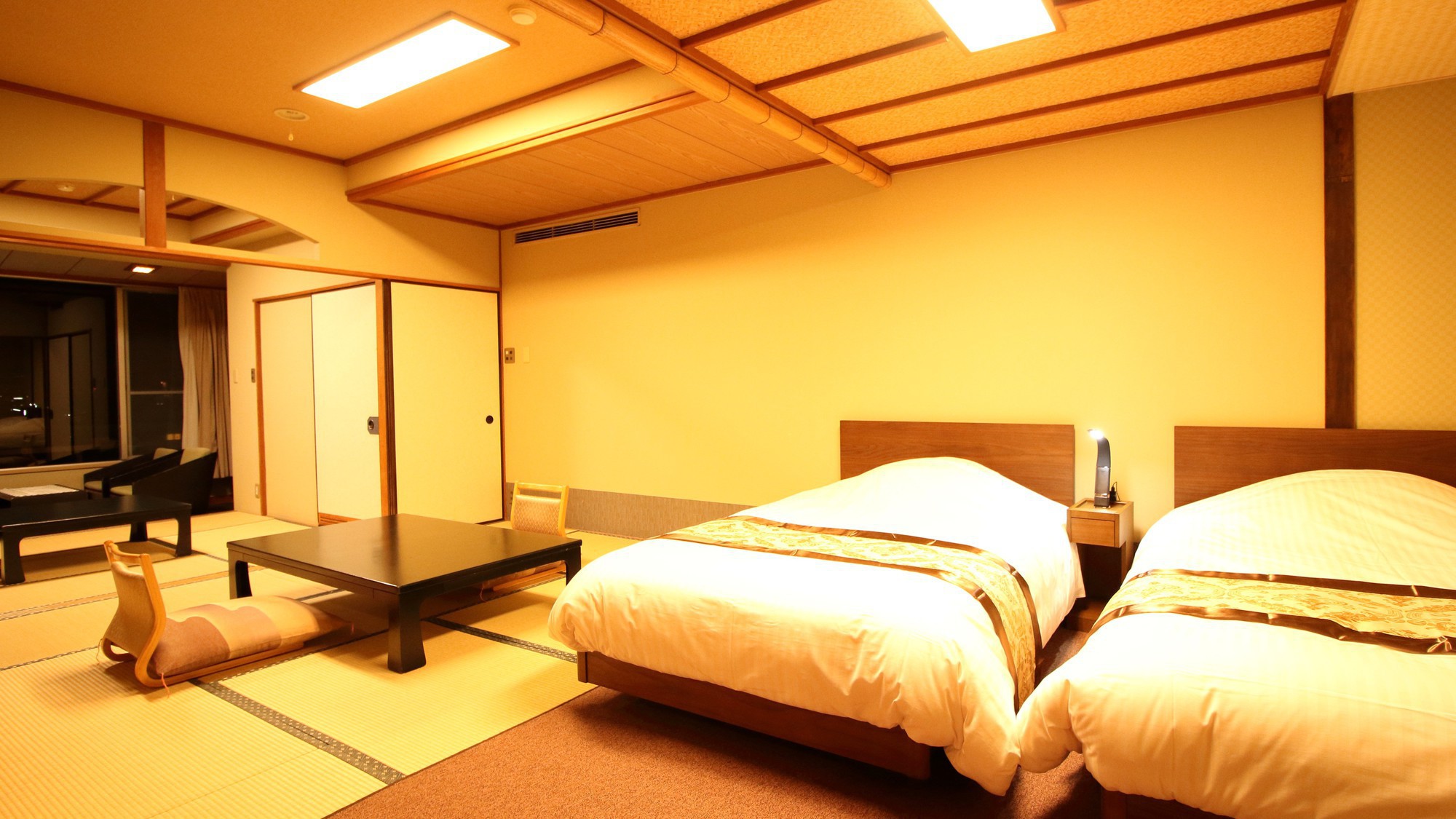 【本館】和みの和室ベッド・二間（45平米）（一例）