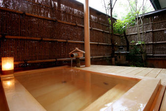 檜造りの露天風呂