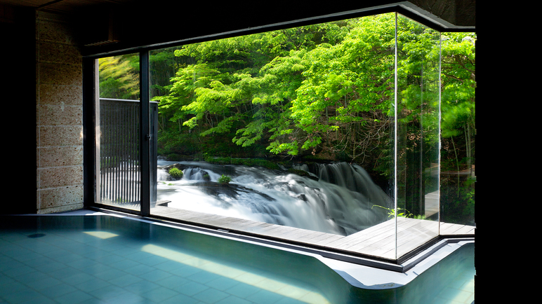 会津の名所・名瀑「伏見ヶ滝」を望む、絶景の大浴場「庄助風呂」の昼のイメージ♪