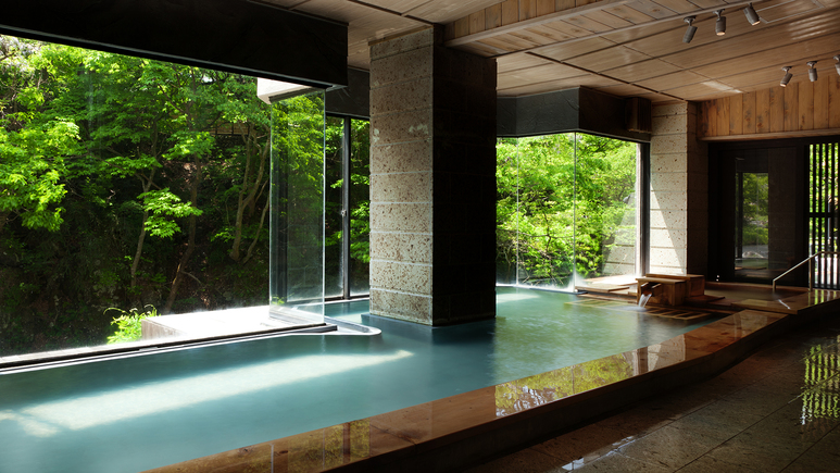 会津の名所・名瀑「伏見ヶ滝」を望む、絶景の大浴場「庄助風呂」の昼のイメージ♪