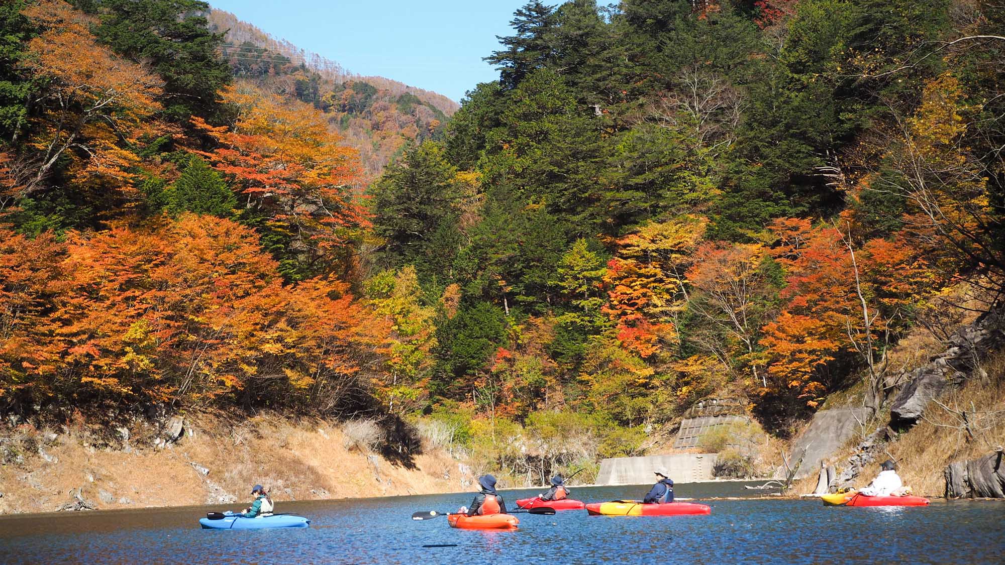 奥木曽湖カヌー体験(紅葉シーズン)車で約30分