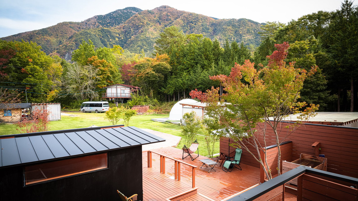 木々が色づき始める秋の屋外サウナ