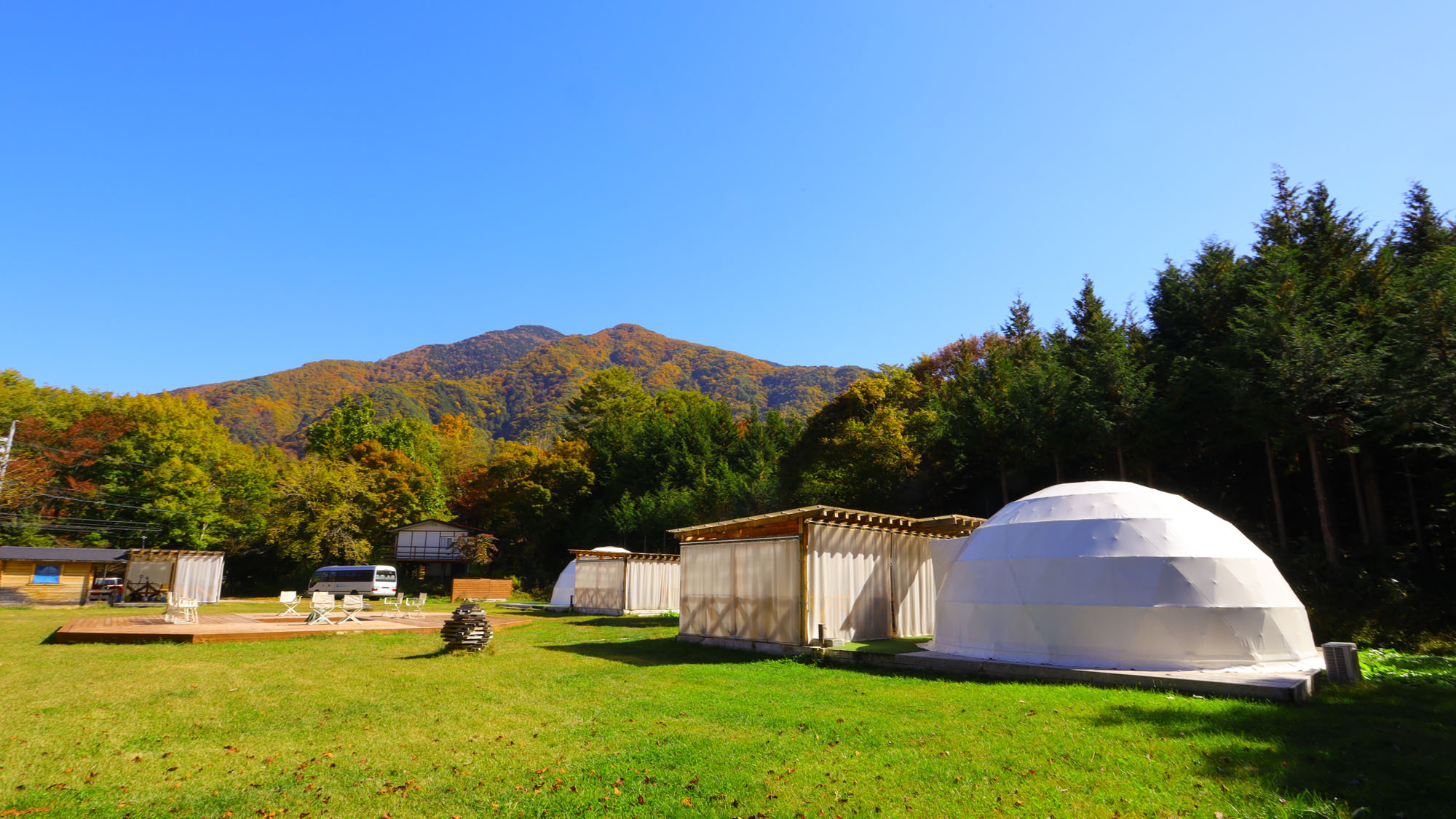 紅葉シーズンのグランピング