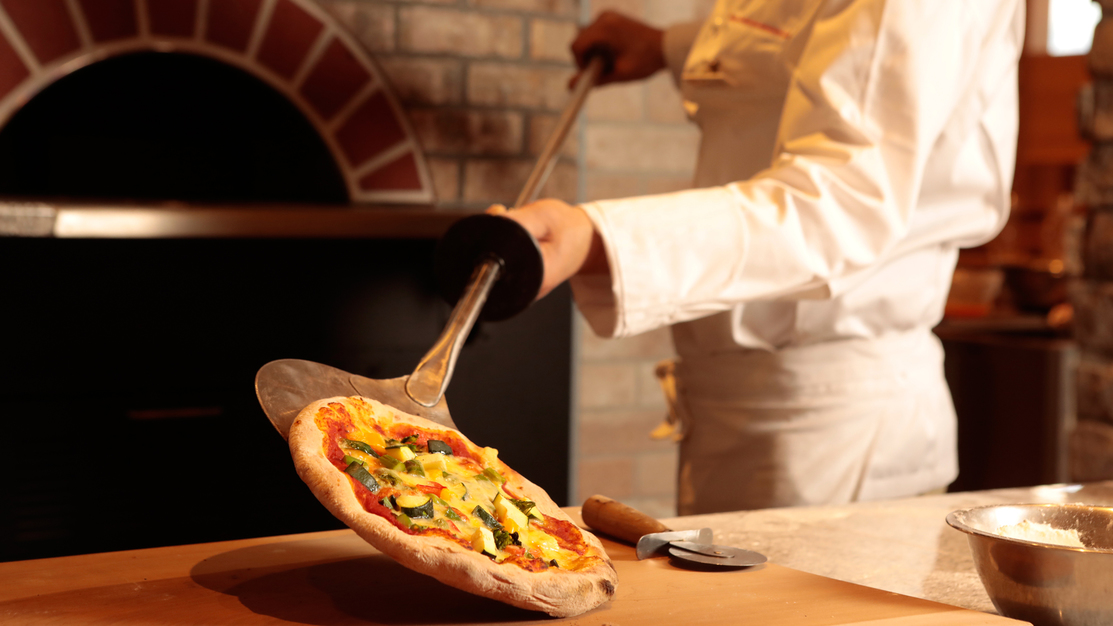 石釜で焼きたてPIZZAは生地も美味しい♪ご夕食ブッフェ（バイキング）