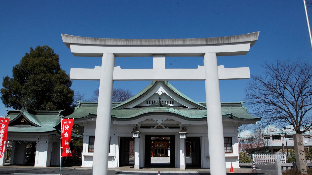 ［諏訪神社］市内最古の神社といわれている。ホテルより徒歩約６分。