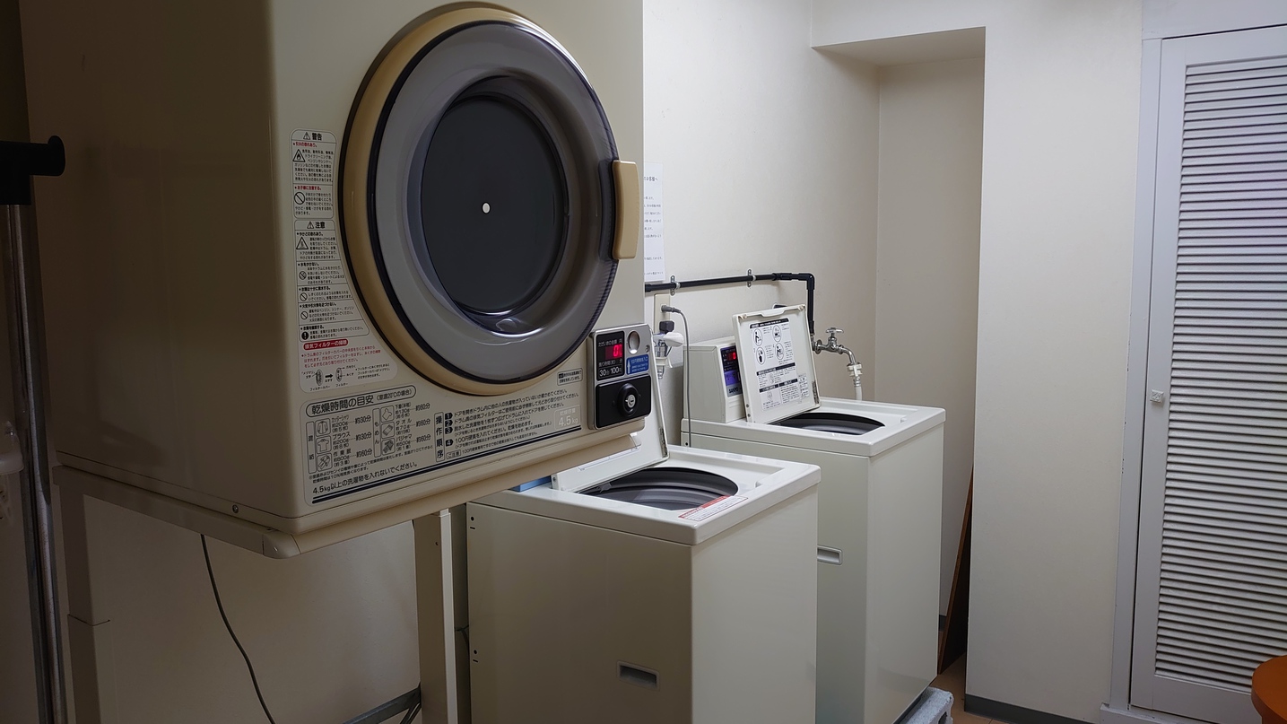 ２Fランドリー（洗濯機2台、乾燥機1台）