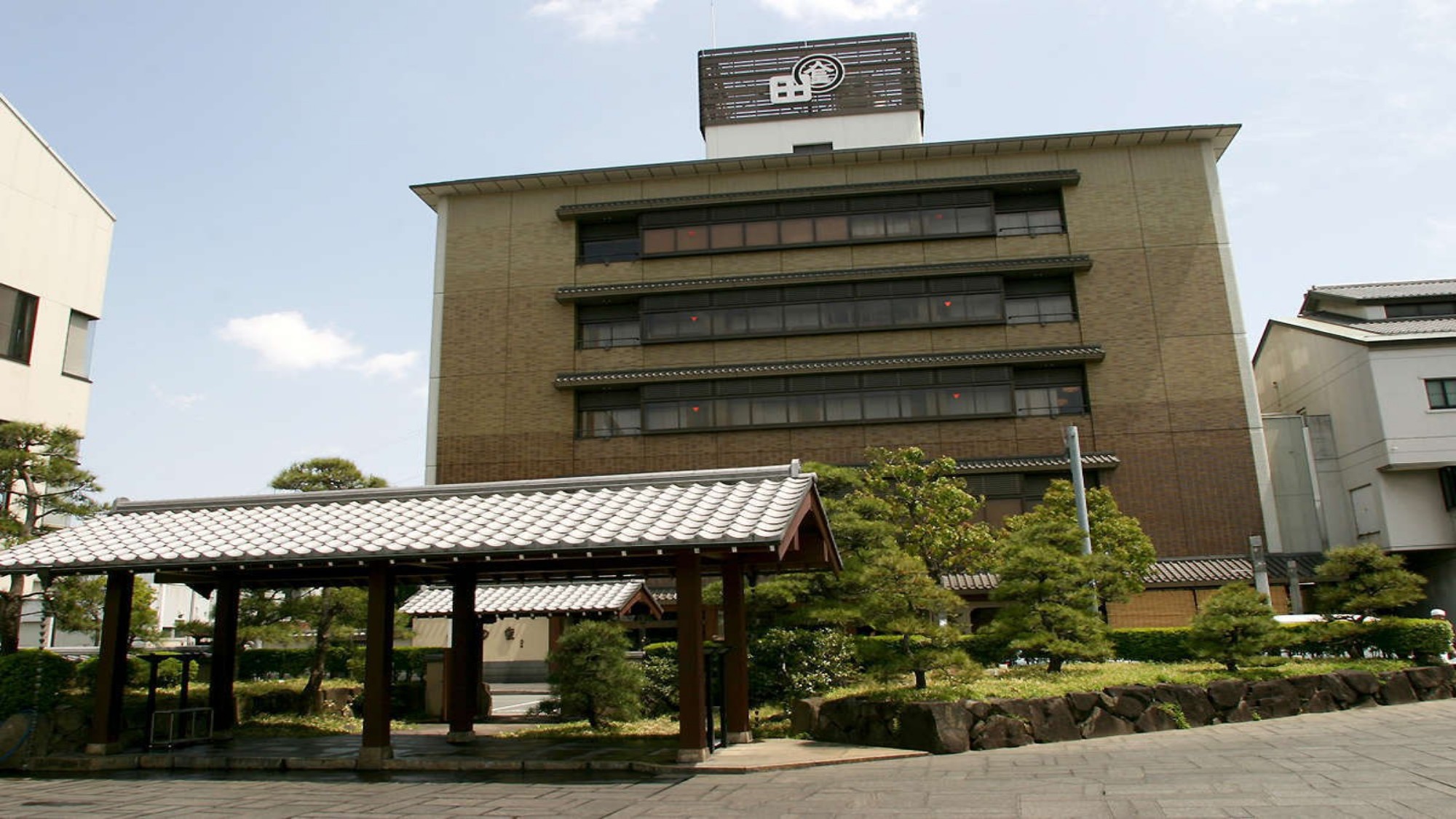 松阪牛すき焼きの老舗「和田金」へも徒歩圏内です。