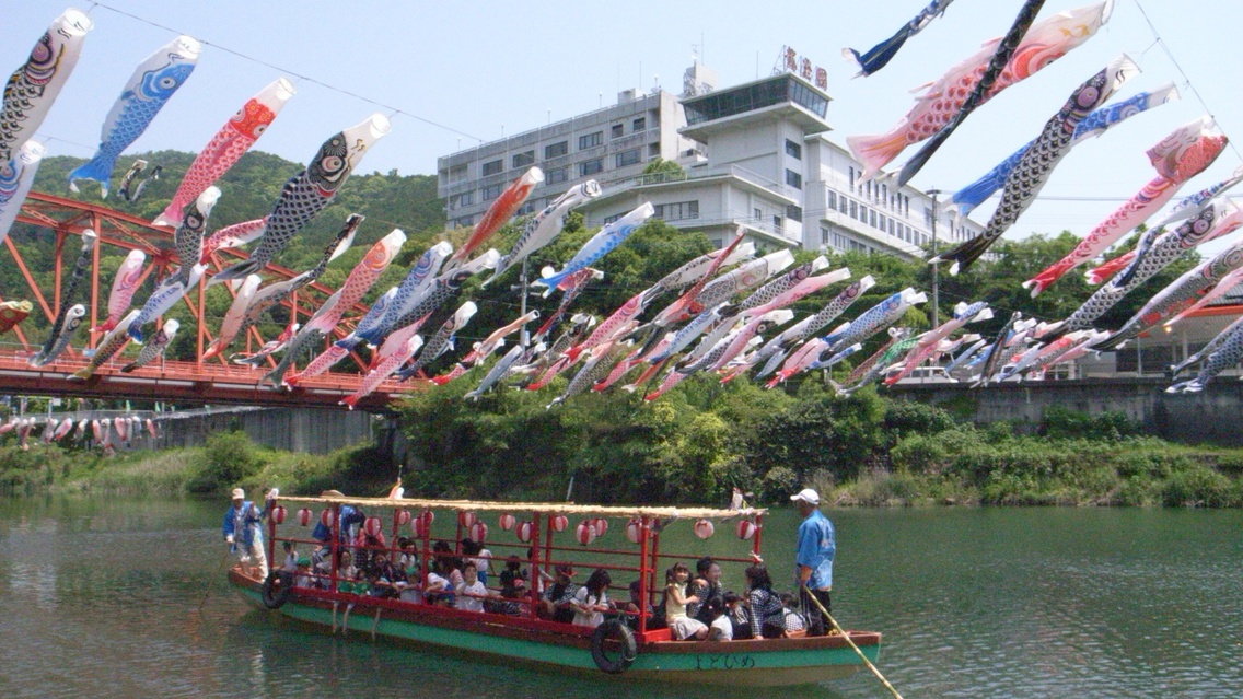 周辺観光／【川上峡】春は桜や約300匹の鯉のぼり、夏は深緑と川遊び、秋は紅葉…;当館から車で20分