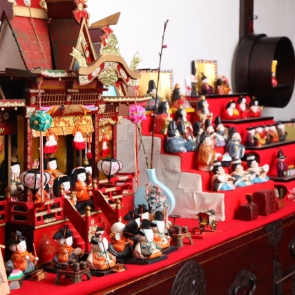 【ひな祭り】2月初旬から４月３日までお雛様を飾っております