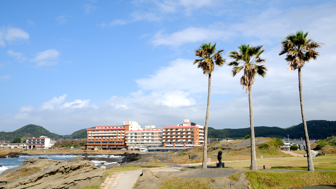 野島崎灯台への散策コースから見える当館
