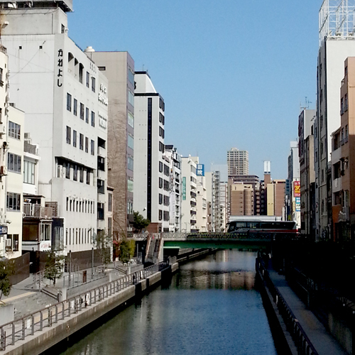 【外観】道頓堀川沿いにある当館は、“;THE大阪”;の景色に溶け込んでいます♪手前の建物が当館です