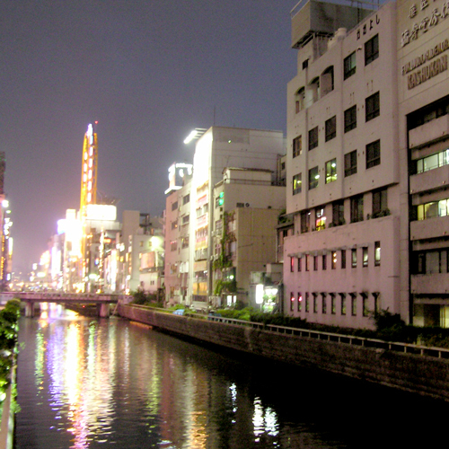 【外観】道頓堀川沿いにある当館は、“;THE大阪”;の景色に溶け込んでいます♪手前の建物が当館です
