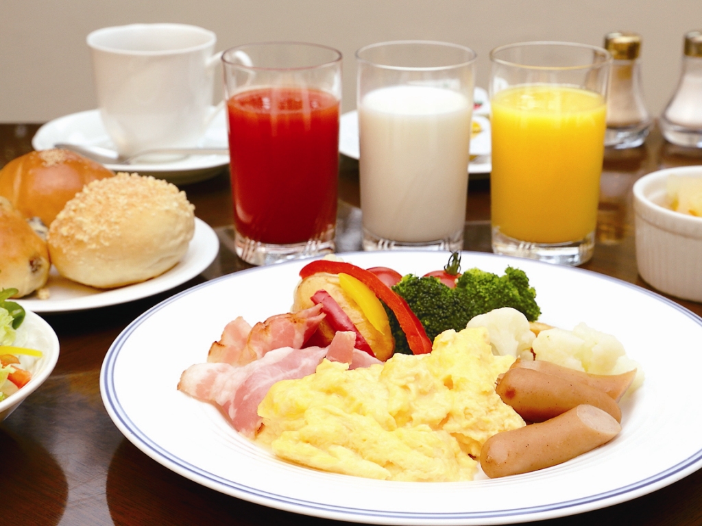 【朝食ブッフェ】とろとろ玉子に、カリカリのベーコン、ポークソーセージを添えて