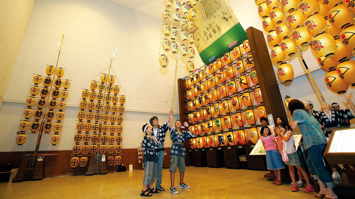 【ねぶり流し館】秋田の夏の風物詩・竿燈を気軽に体験できる施設が、ホテルから徒歩圏内に。