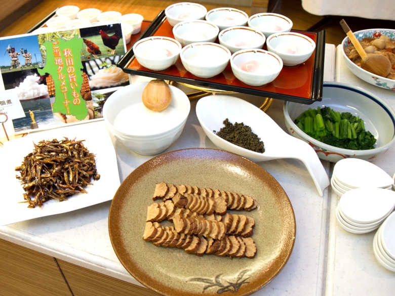 【朝食ブッフェ】秋田の味コーナー。いぶりがっこ、とんぶり、比内地鶏の温度玉子、稲庭うどん等。