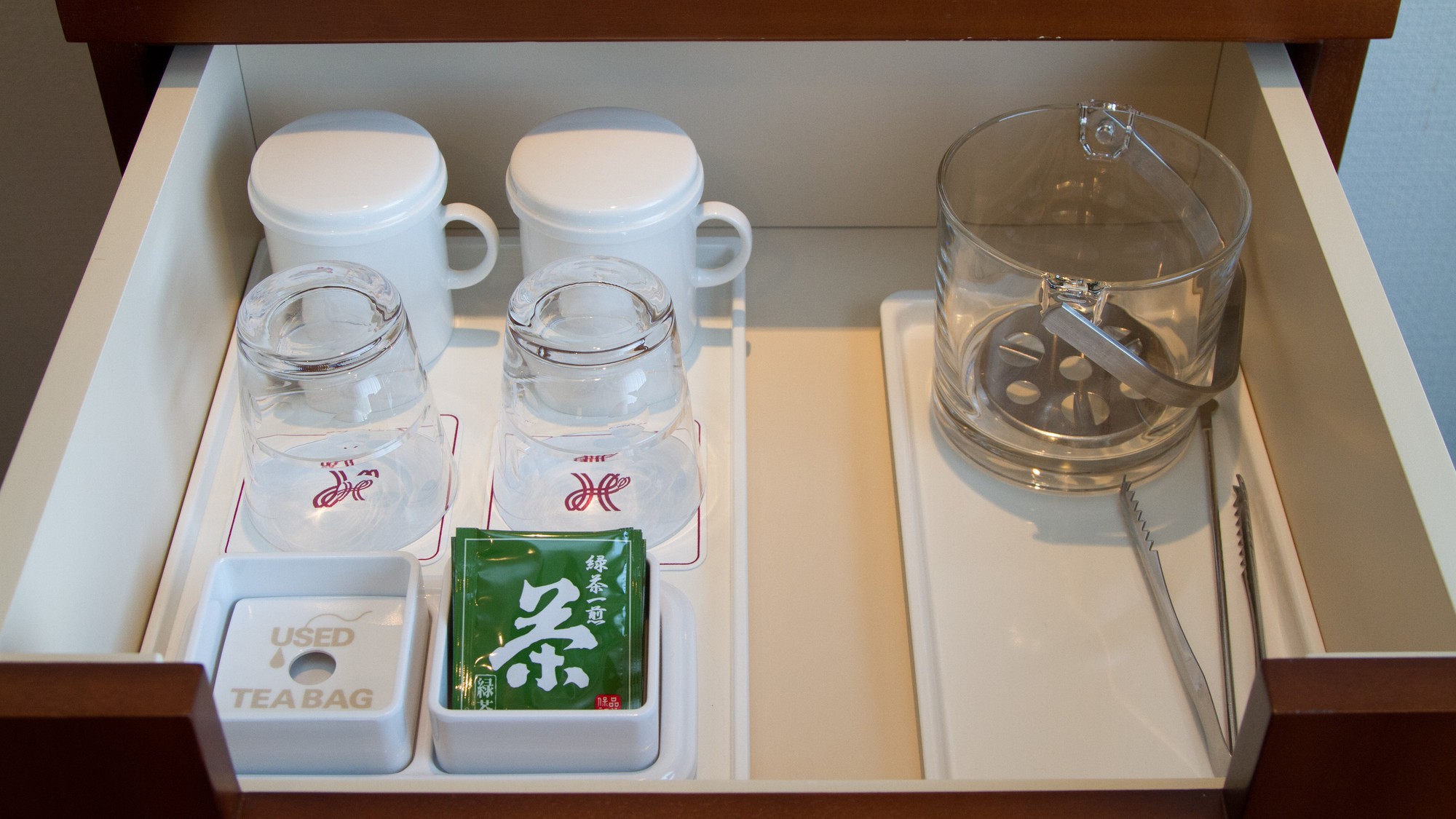 【グラス・マグカップ・緑茶・アイスペール】製氷機は南館6階、北館5階にございます。