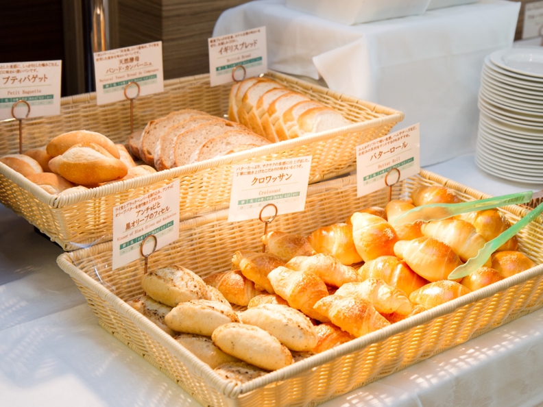【朝食ブッフェ】ホテルベーカリー自慢のパン。その日の朝の焼き立てをぜひ味わってください。