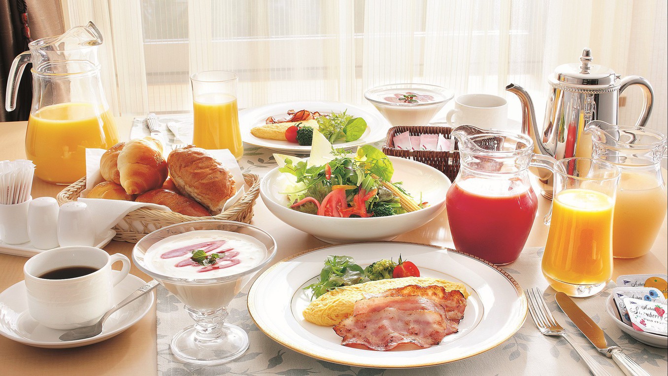 【ルームサービス】お部屋でゆったり朝食を。アメリカンブレックファストと和定食を選べます。