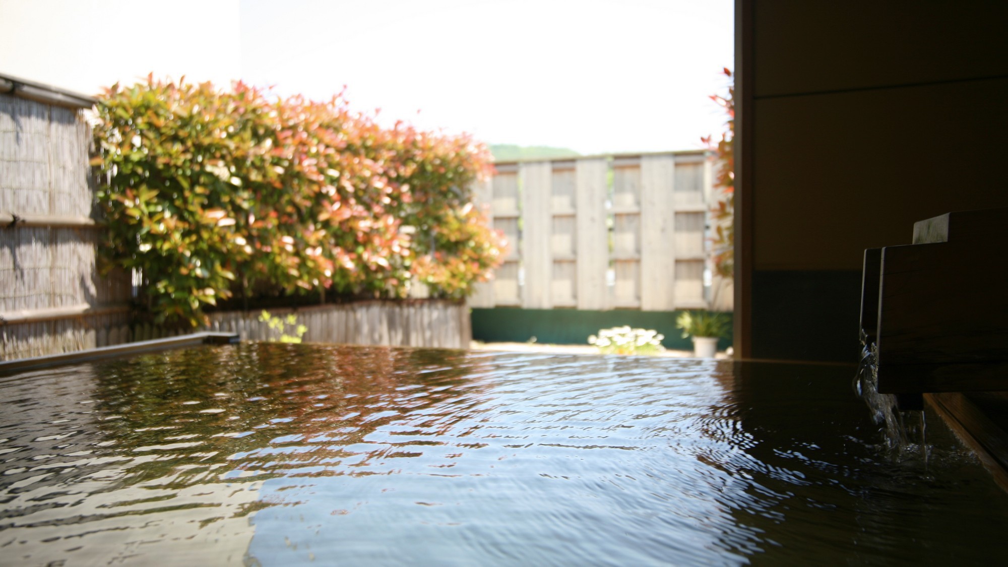 【貸切露天風呂「木の湯」】浴槽のふちが低めの埋め込みタイプです。車椅子も通れます。＊温泉ではございま