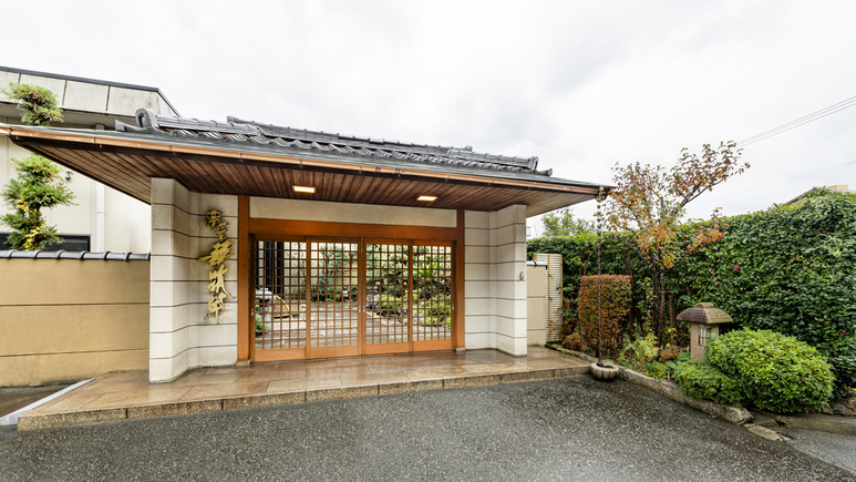 *【外観】この門構えが夢屋華筑紫の目印です。