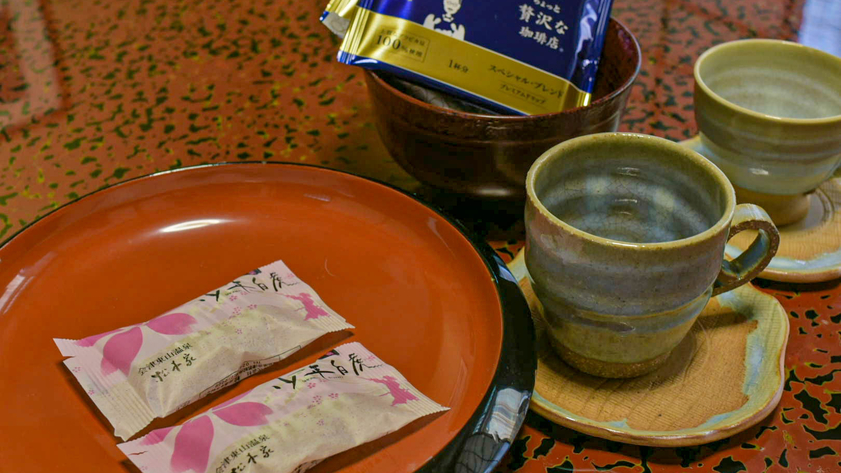 ルームサービスとしてコーヒーとお茶菓子をご用意。会津本郷焼きの器でお楽しみください。